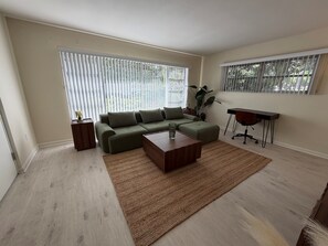 Smart TV - Corporate Rental 2 Bedroom Retreat Steps to Lake Eola Thornton Park (Orlando)