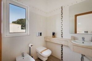 Bathroom - Sunny Terrace House | BBQ, Pool & Relax (Albufeira)