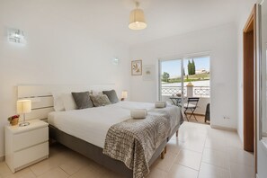 Room - NEW! Sunny Terrace House | BBQ, Pool & Relax (Albufeira)