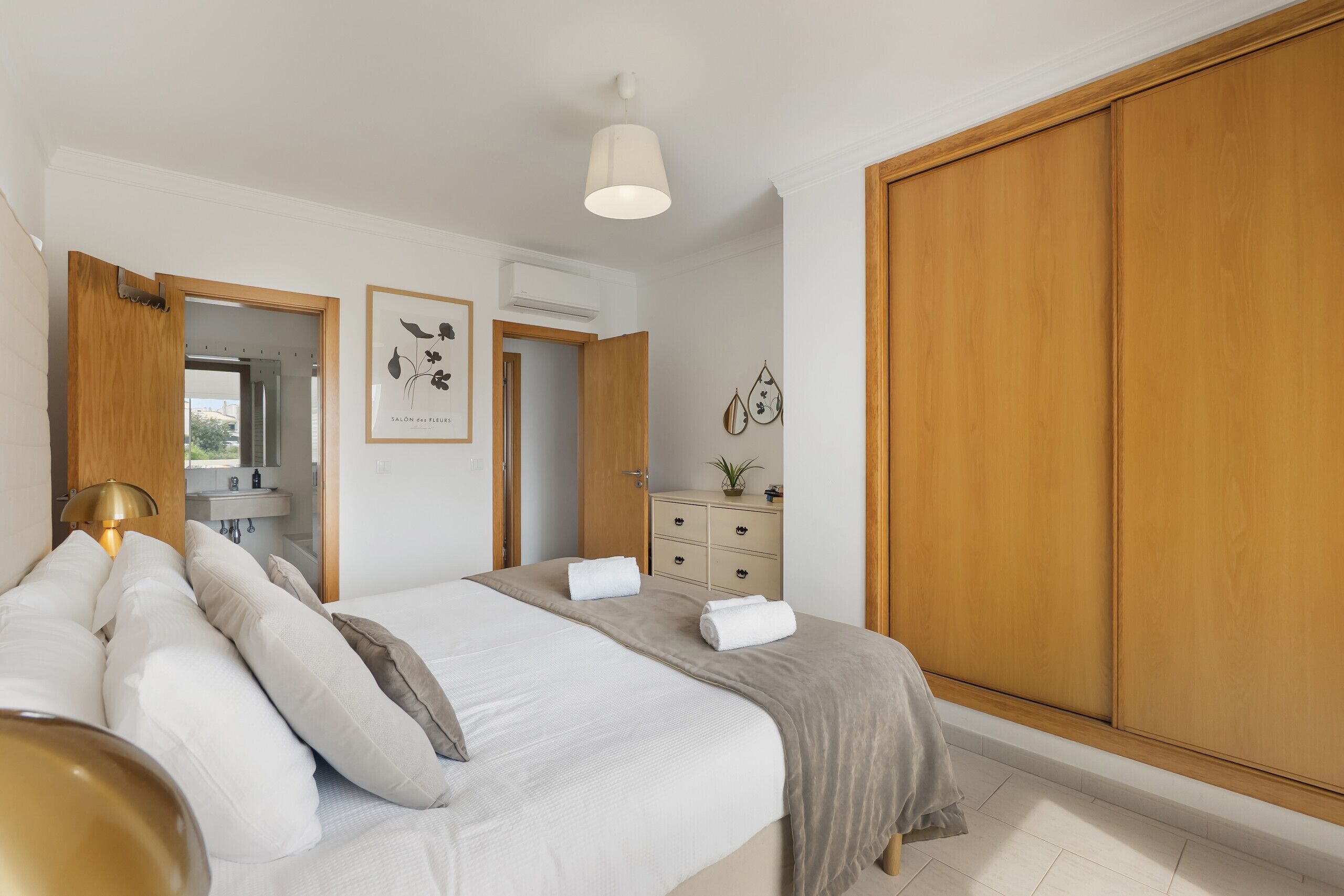 2 bedrooms, in-room safe, iron/ironing board, free WiFi