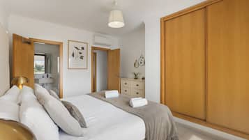 2 bedrooms, in-room safe, iron/ironing board, free WiFi