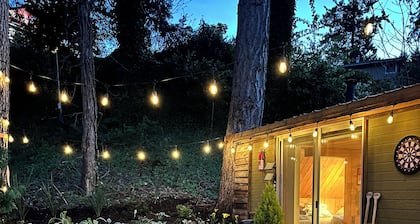 Charming 1-bedroom cabin on the Lake in Auburn perfect for kayaking, fishing