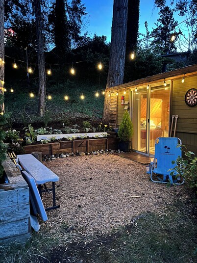 Charming 1-bedroom cabin on the Lake in Auburn perfect for kayaking, fishing