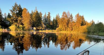 Charming 2-bedroom cabin on the Lake with shower kayaking, fishing, breakfast