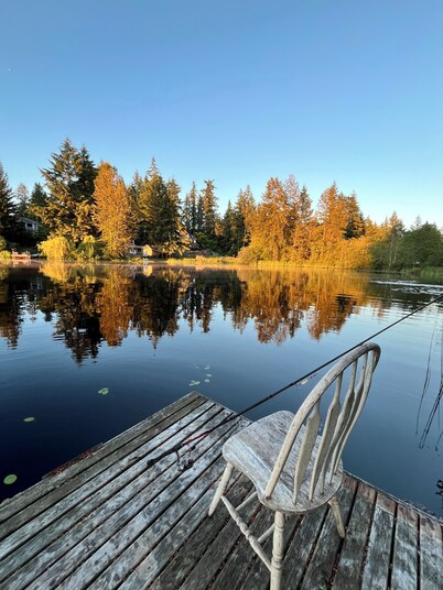 Charming 2-bedroom cabin on the Lake with shower kayaking, fishing, breakfast 