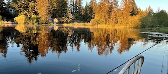Charming 2-bedroom cabin on the Lake with shower kayaking, fishing, breakfast