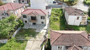 Dobbeltrom – familie, fjellutsikt | Utsikt mot gårdsplass