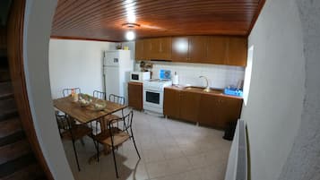 Family Twin Room, Mountain View | Private kitchen