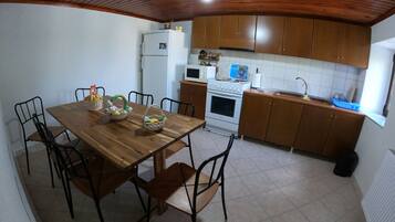 Full-sized fridge, microwave, oven, stovetop