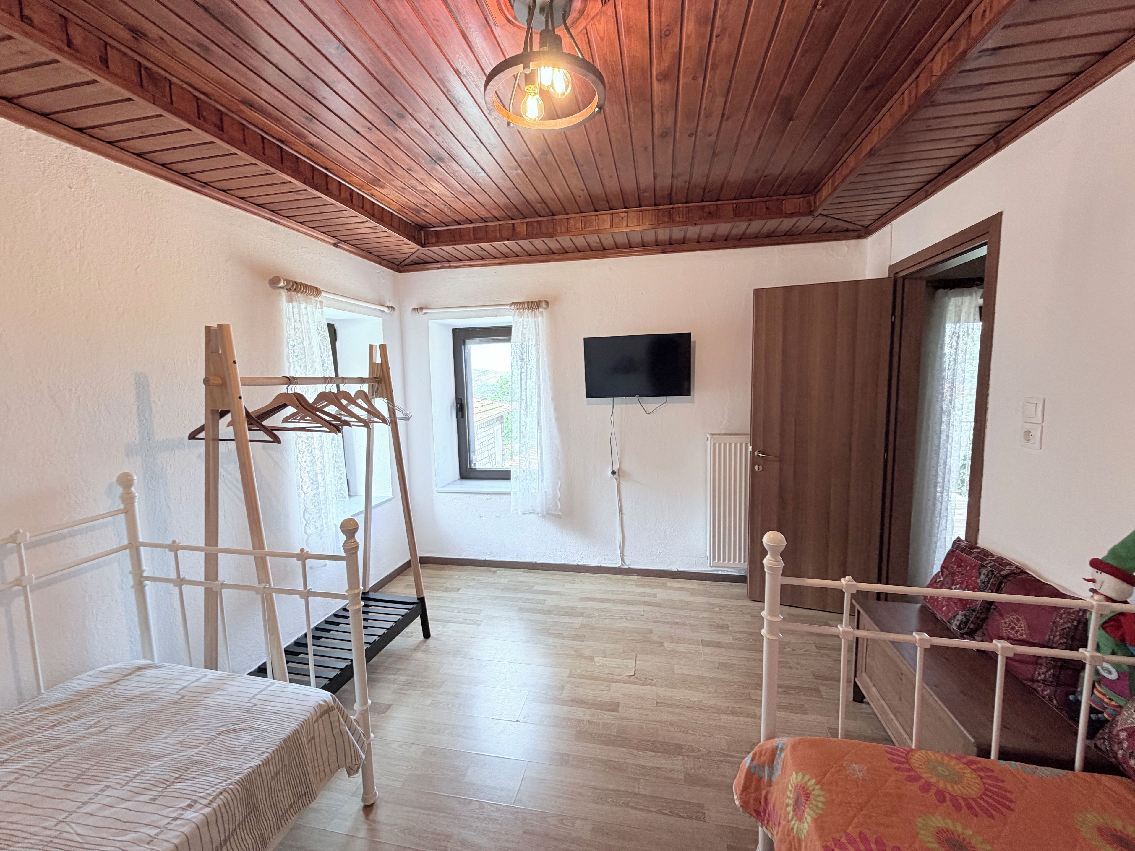 Casa adosada confort | Edredones de plumas, tabla de planchar con plancha, wifi gratis