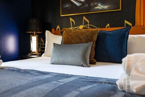 Iron/ironing board, travel cot, WiFi, bed sheets - Music Row Vibes | Skyline Rooftop + Pool (Nashville)