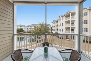 Outdoor dining - Coastal Retreat at Magnolia Pointe | Golf & Lake Views (Myrtle Beach)