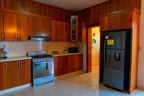 Private kitchen - Villabasiliord Spacious house, quiet and safe place, 5 mins from the beach. (Puerto plata)