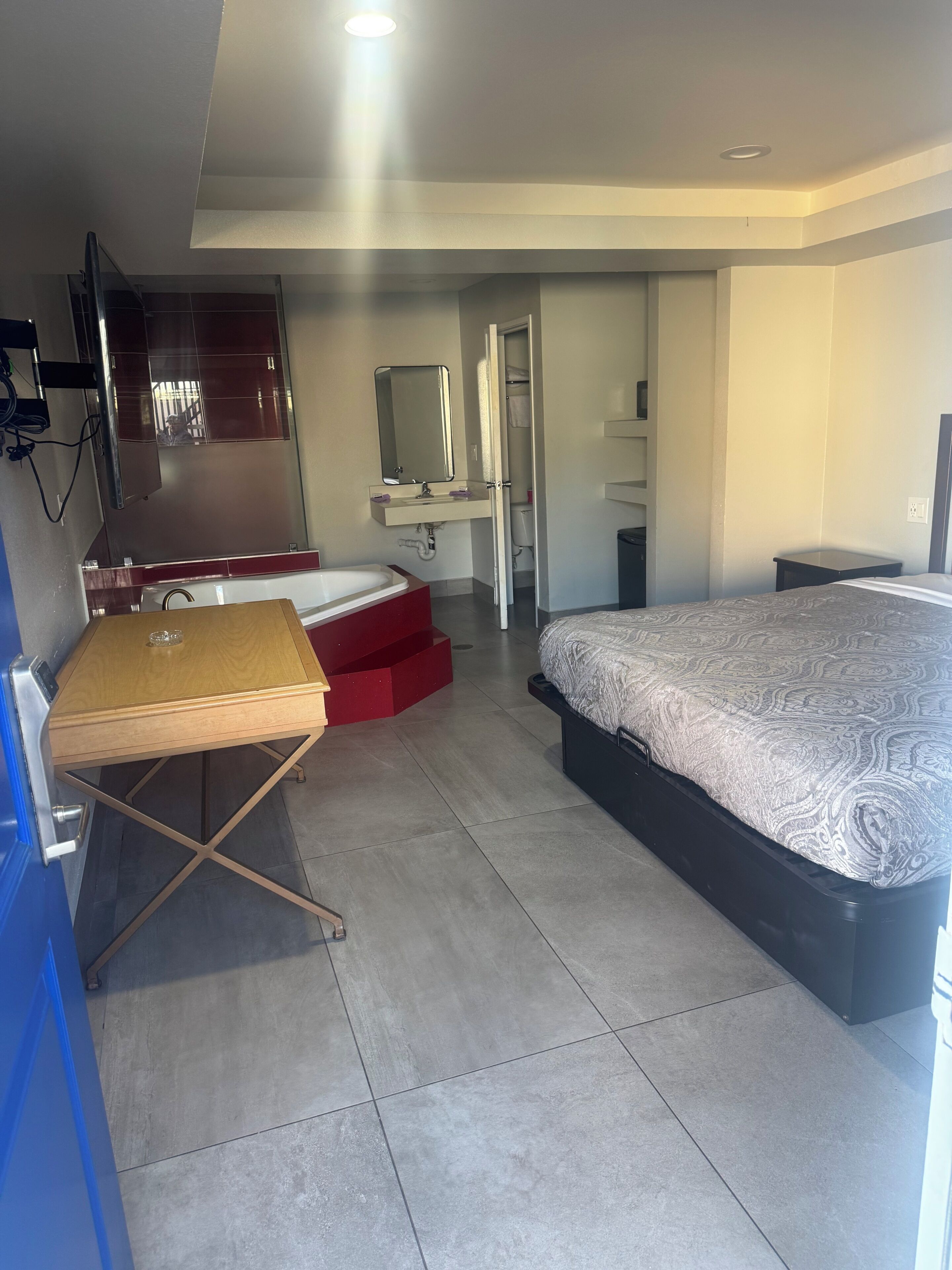 Luxury Room, 1 King Bed, Non Smoking, Private Bathroom
