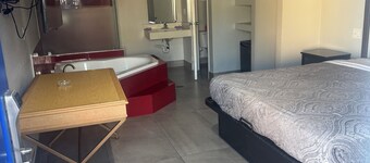 CLOVER MOTEL 