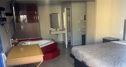 CLOVER MOTEL