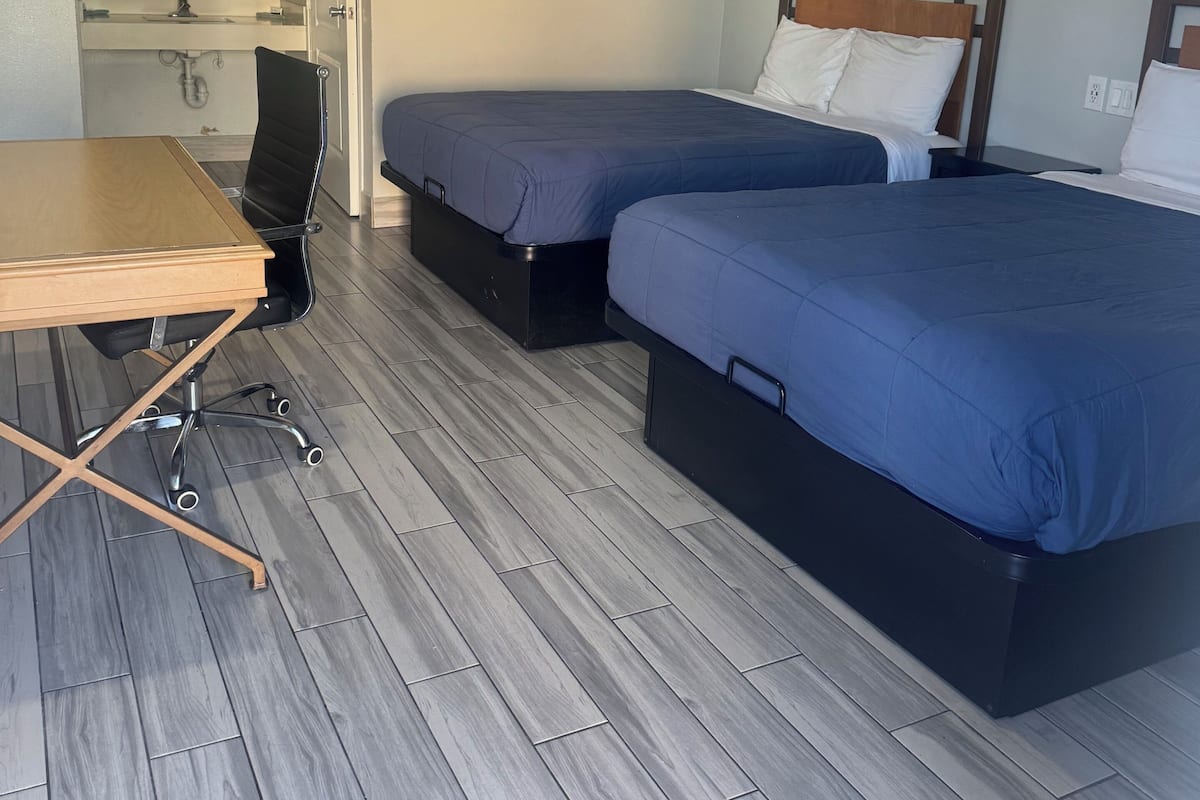 Deluxe Double Room, 2 Queen Beds, Non Smoking, Private Bathroom