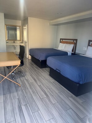 Deluxe Double Room, 2 Queen Beds, Non Smoking, Private Bathroom - CLOVER MOTEL  (Lynwood)