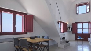 Et moderne interiør med et spiseområde, en sofa og en trappe.
