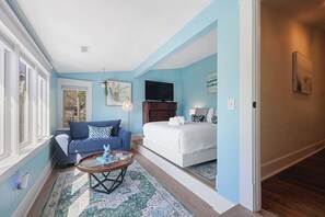 4 habitaciones, escritorio y tabla de planchar con plancha 