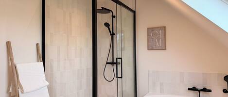 Regadera y papel de baño