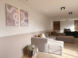 TV - Spacious Family Villa for 8 with Private Garden in the Flemish Ardennes (Oudenaarde)