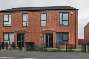 Exterior - Large House, Great for Families, Free parking (Parson Cross)