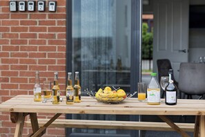 Outdoor dining - Large House, Great for Families, Free parking (Parson Cross)