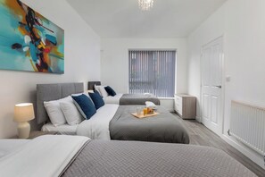 Room - Large House, Great for Families, Free parking (Parson Cross)