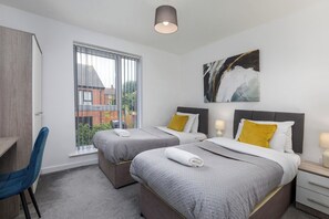 Room - Large House, Great for Families, Free parking (Parson Cross)