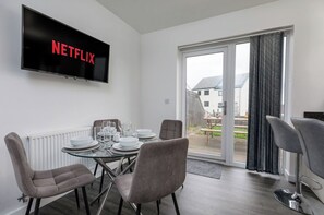 Dining - Large House, Great for Families, Free parking (Parson Cross)