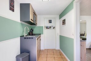 Fridge, stovetop, coffee/tea maker, electric kettle