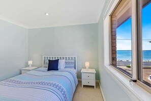 3 bedrooms, free WiFi, bed sheets - Beachfront at Batehaven (Batehaven)