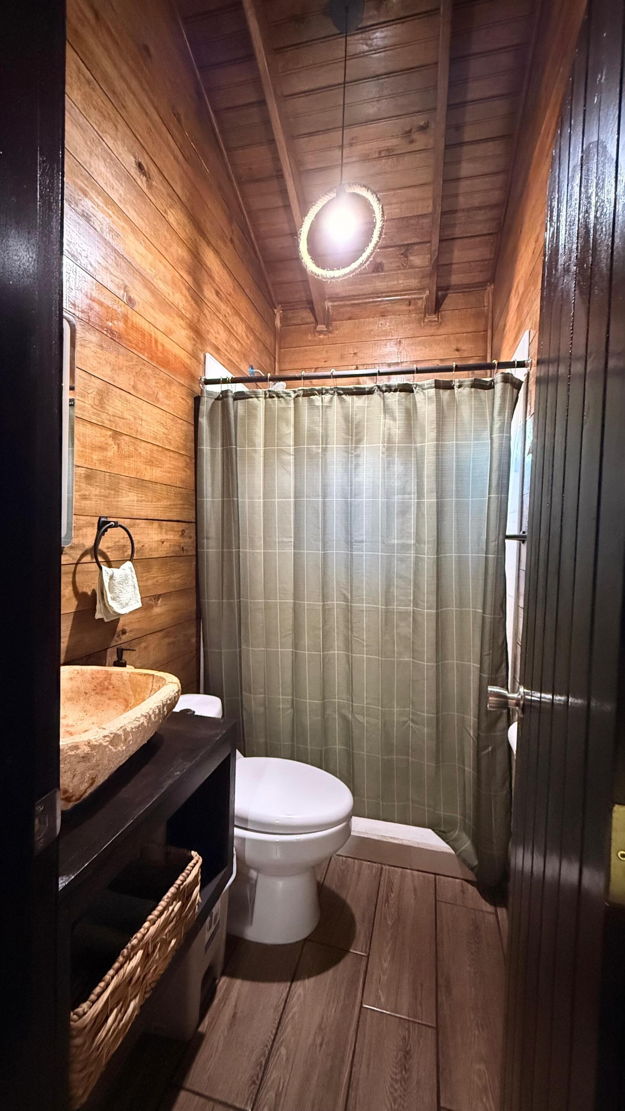 Douche, serviettes fournies, savon, papier toilette