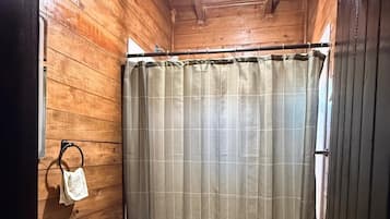 Douche, serviettes fournies, savon, papier toilette