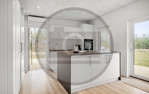 Fridge, microwave, dishwasher, coffee/tea maker - Awesome home in Fjerritslev with WiFi (Fjerritslev)