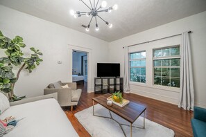 Iron/ironing board, free WiFi, bed sheets - Steps to Bishop Arts, Private Yard + Pet-Friendly (Dallas)