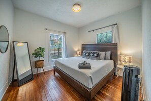 1 bedroom, iron/ironing board, free WiFi, bed sheets - Fully Fenced Backyard - Steps to Bishop Arts (Dallas)