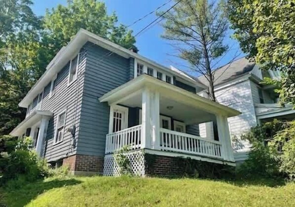 Exterior - University Hill Walk to SU Upstate, St Joes Hospitals. Entire 5BR Family Home (Syracuse)