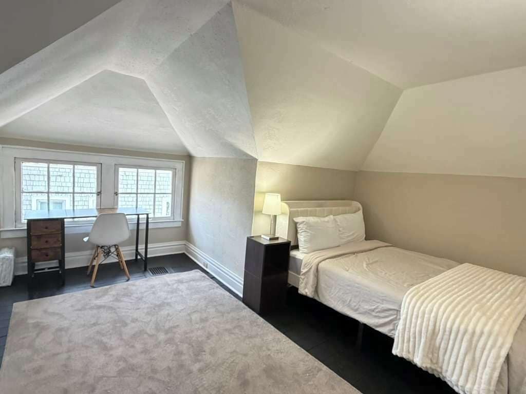 5 bedrooms, desk, iron/ironing board, WiFi