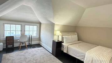 5 bedrooms, desk, iron/ironing board, WiFi