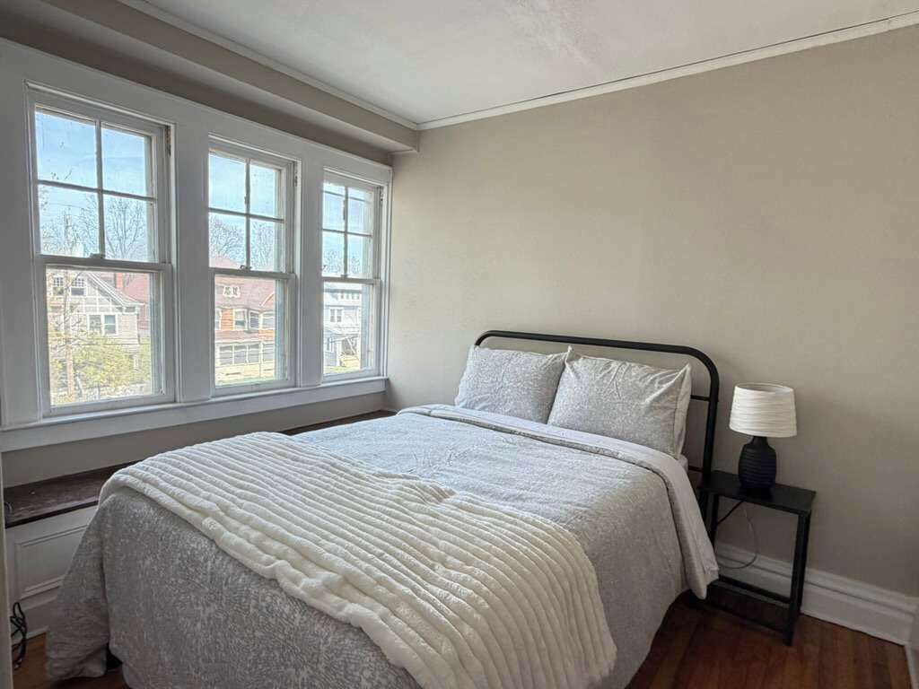 5 bedrooms, desk, iron/ironing board, WiFi
