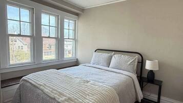 5 bedrooms, desk, iron/ironing board, WiFi