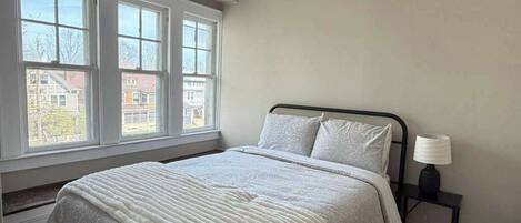 5 bedrooms, desk, iron/ironing board, WiFi