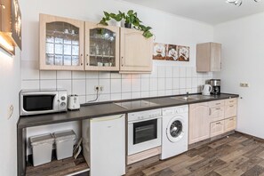 Fridge, microwave, oven, stovetop - [K2] Apartment for 2 People (35 m²) in Gera (Gera)