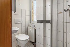 Shower, hair dryer, towels - [K2] Apartment for 2 People (35 m²) in Gera (Gera)