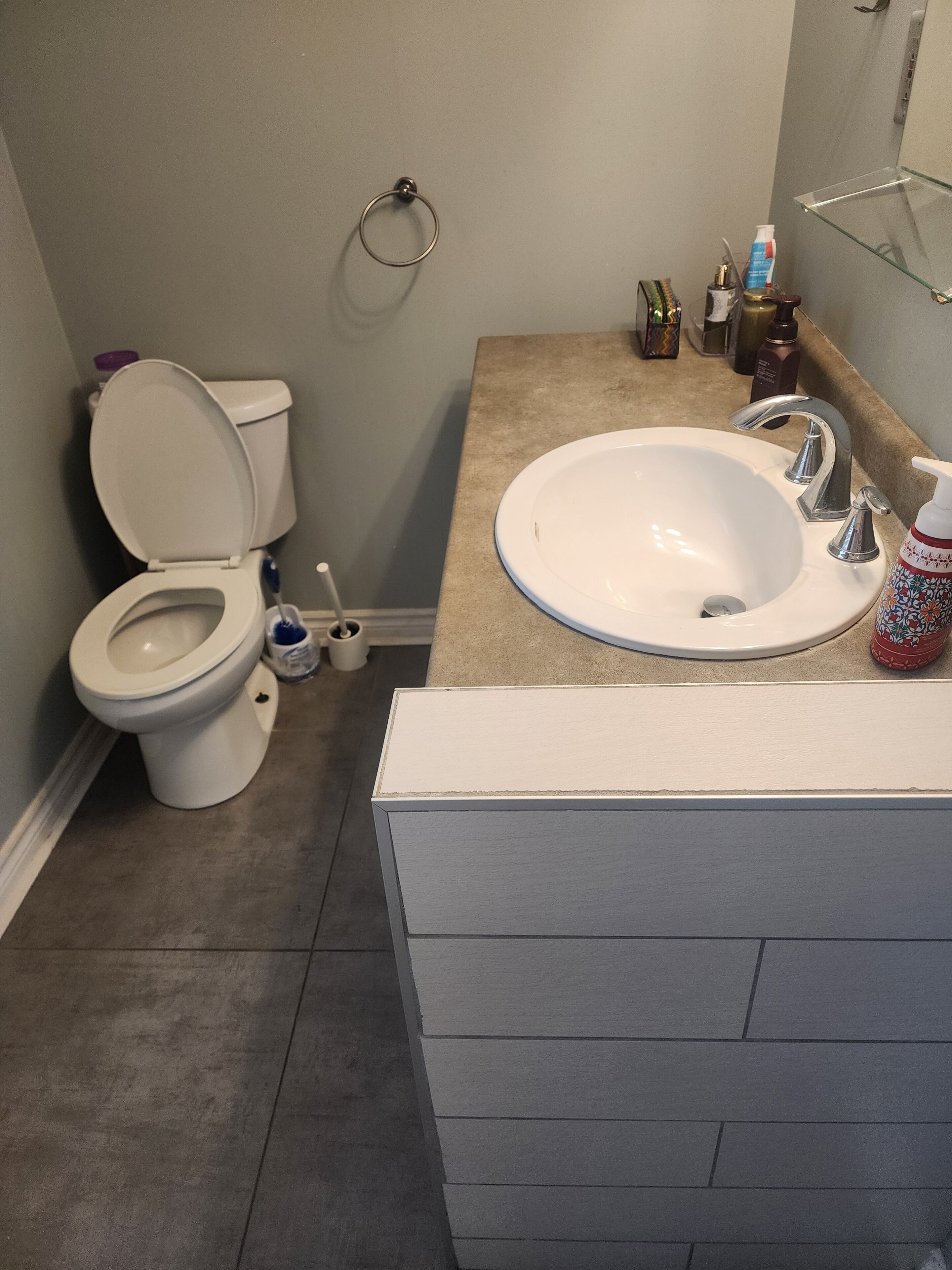 Towels, soap, shampoo, toilet paper