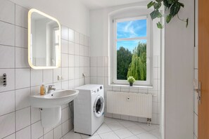 Ducha, secador de pelo y toallas