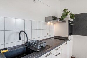 Een koelkast, een microgolfoven, een oven, een kookplaat