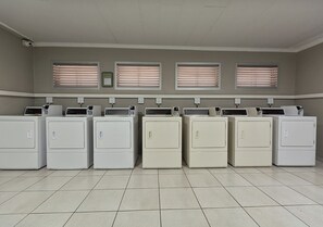 Interior - Lofthaus Rosebank: walk to mall, safe & central. Family friendly 2BR with WIFI (Johannesburg)